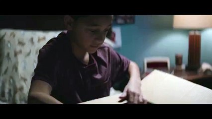 Ce papa protège son enfant face aux truands du quartier. Regardez bien ce qu'il cache sous son manteau !