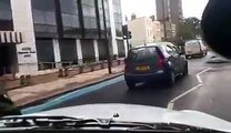 Ce Taxi à Londres poursuit une voiture ayant renversé un Cycliste !