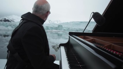 Ludovico Einaudi toca el  piano en un glaciar