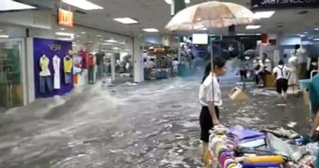 Çin'de Alışveriş Merkezinin İçinde Sele Kapıldılar