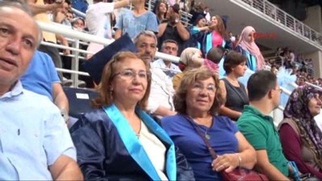 Denizli Sınıf Arkadaşı Anne-kız Üniversiteden Birlikte Mezun Olup Kep Attı