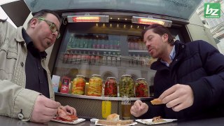 Senf oder Ketchup? Promi-Interviews am Wiener Würstelstand : Daniel Serafin