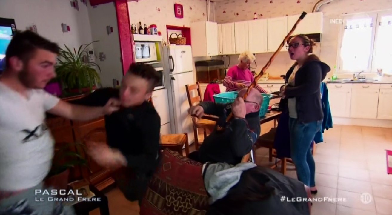 Pascal le grand frère : un ado tente de frapper son grand-père ! - ZAPPING TÉLÉ DU 23/06/2016