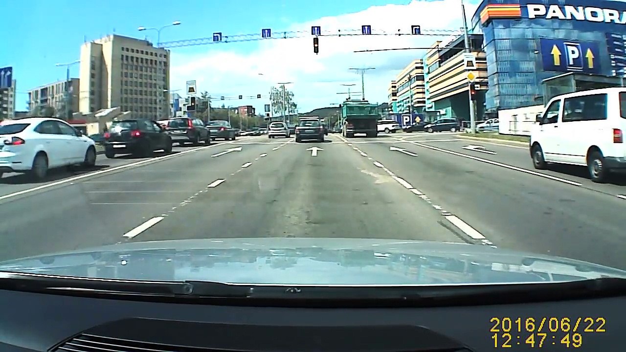 Vairuotojai nepaiso draudžiamo šviesoforo signalo T.Narbuto g., Vilnius