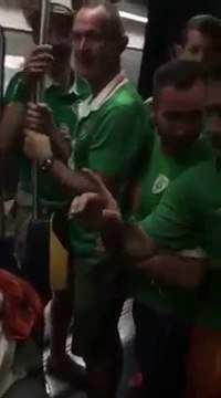 Des supporters irlandais chantent une berceuse à un bébé dans le tram de Bordeaux; La france va affronter l'Irlande dimanche en 8e au Pard des Prince à Paris