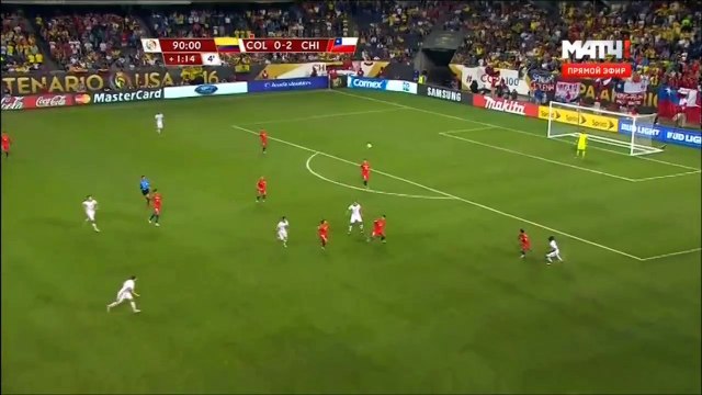 Болельщик выбежал на поле в матче Колумбия - Чили (23 июня 2016 г, 1⁄2 финала Кубка Америки)