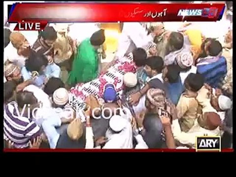 Amjad Sabri's Family is reciting his favorite poetry while moving him in the grave