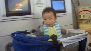 infant bassinate on long flight / baby travelling on cathy pacific CX 837