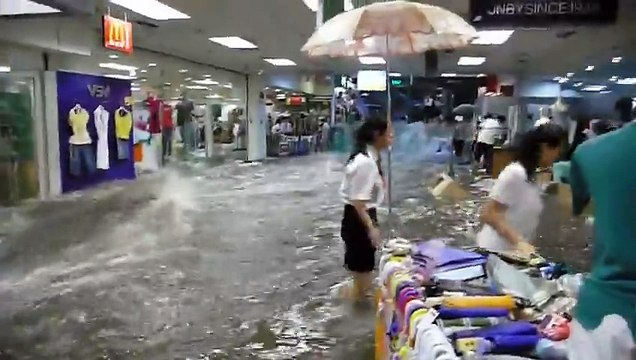 Un centre commercial subit une soudaine inondation avec des clients à l’intérieur (Chine)