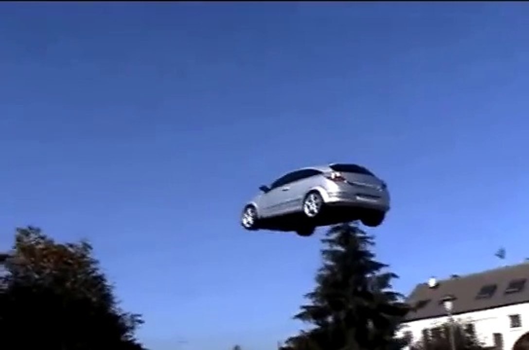 Araba Havada asılı duruyor