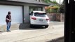 Un homme furieux rentre une Porsche Macan dans son garage comme un bourrin
