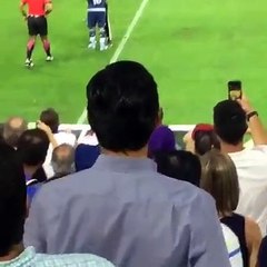 Quand un supporter argentin s'agenouille devant Messi en plein match