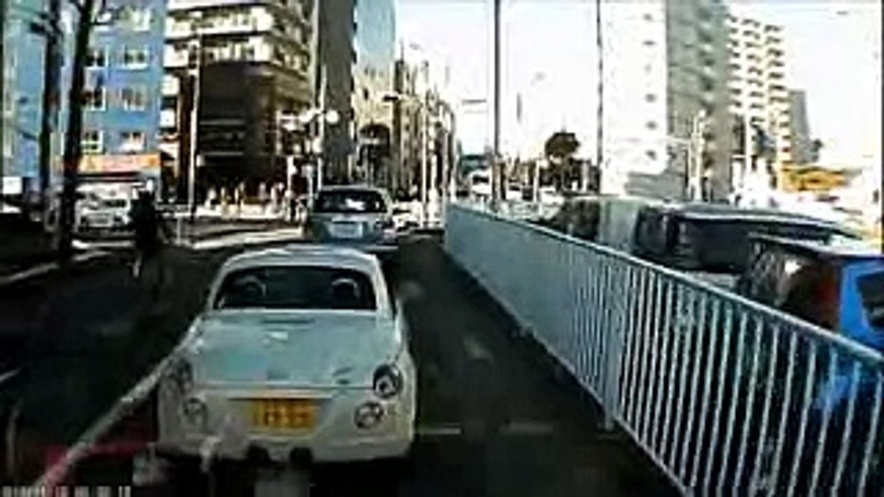 激しい日本の交通事故映像集、２０１３年　15