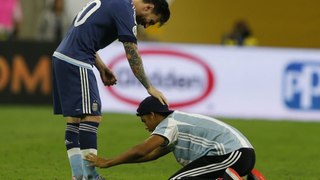 Argentinian Fan bows down and shows Respect to Leo Messi - USA vs Argentina Coma America 2016