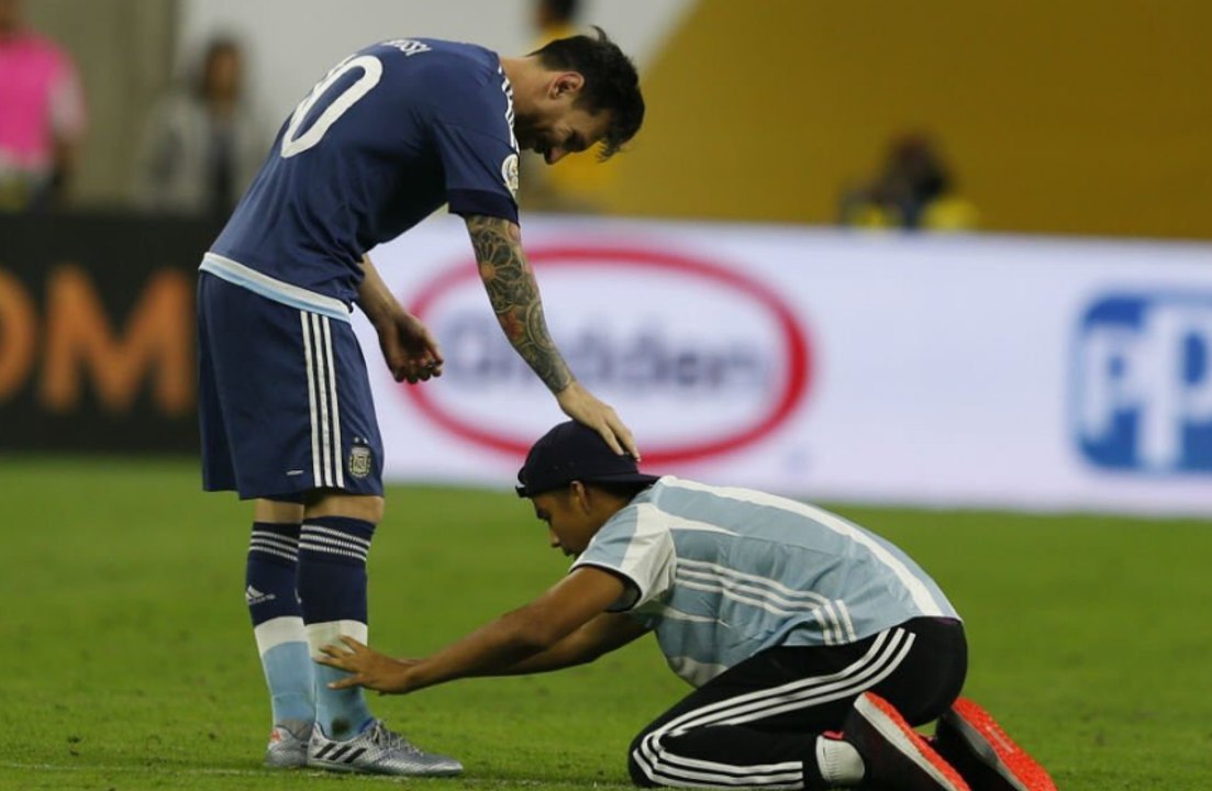 Argentinian Fan bows down and shows Respect to Leo Messi - USA vs Argentina Coma America 2016