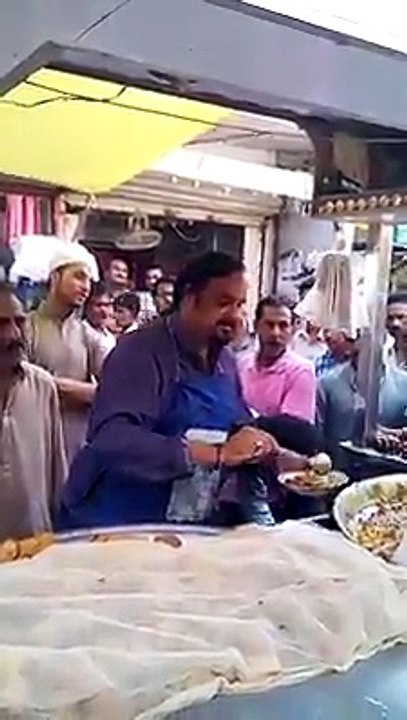 Amjad Sabri on road selling chaat to fulfill the dream of a needy!