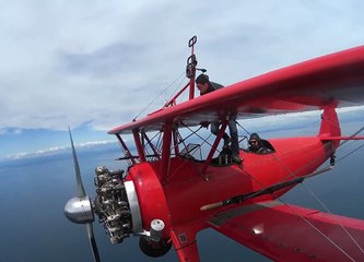 Debout sur un avion en plein vol