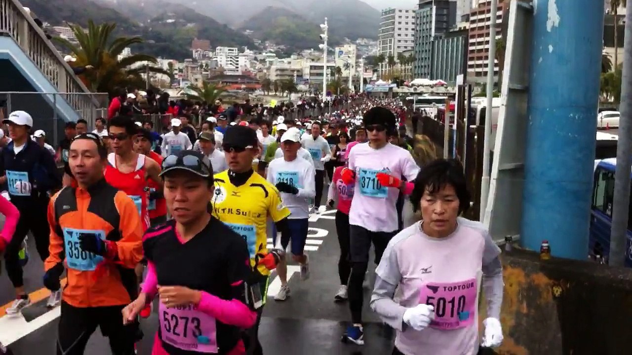 第28回 熱海湯らっくすマラソン大会　12kmのスタート動画
