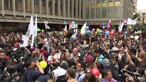 Abrazos y lágrimas: colombianos celebran acuerdo Gobierno-FARC