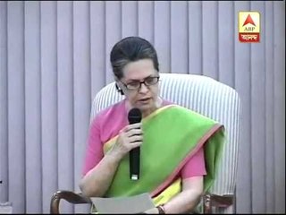 Sonia announces Pranab as Presidential candidate