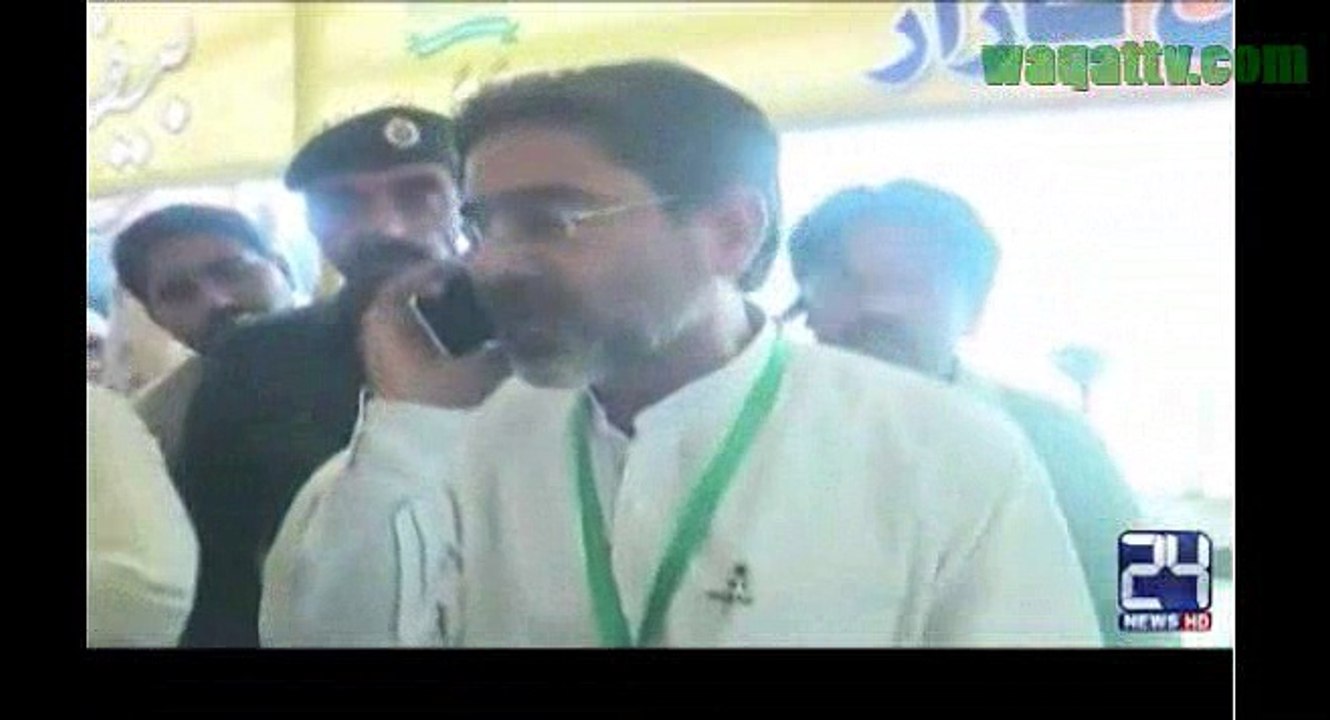apni Zoban No Lagam Day Ly Ethy Bht Wada Tamasha Ho Jana aae Ayesha Mumtaz Ramzan Bazar Main Buri Tarha Lar Pari Logo Ko Pakar Kar Rokna Para
