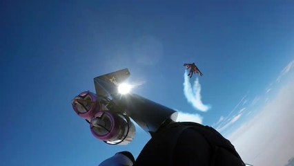 Deux hommes réalisent un looping en jetpack !!