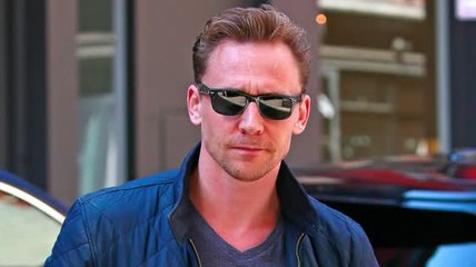 Tom Hiddleston dice que salir con Taylor Swift es una 'montaña rusa' y un 'deleite absoluto'
