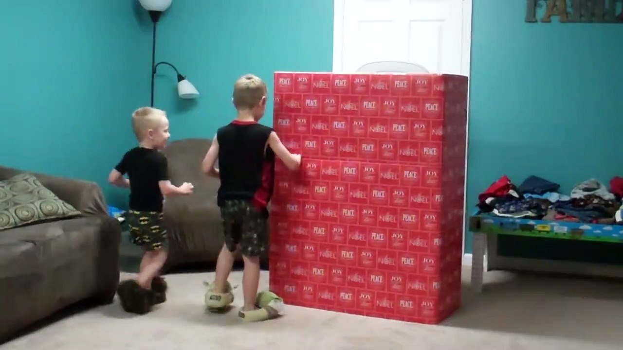 Mais c'est quoi ce cadeau géant??? Gamins trop curieux