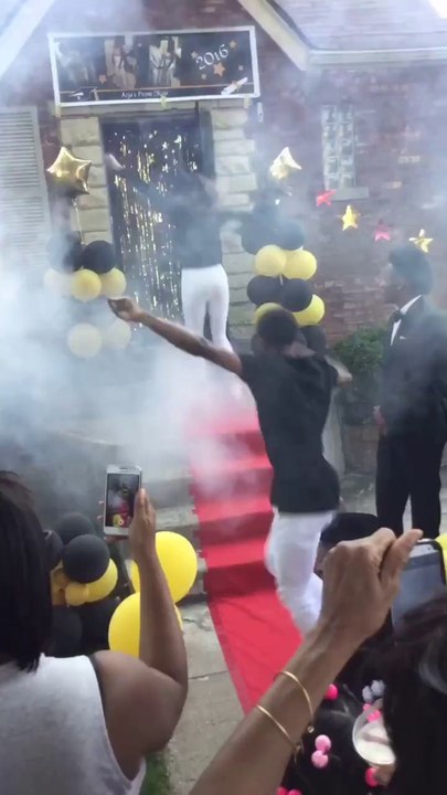 Cette étudiante fait une sortie à la Beyonce pour le bal de promo... Gros gros gros melon !