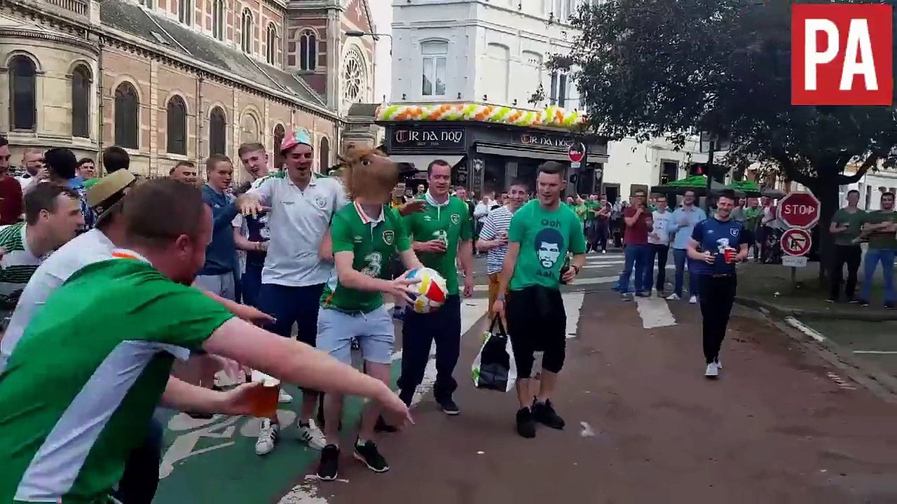 Un supporter irlandais tente de rentrer un ballon dans un appartement