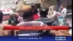 MQM k Workers Amjad Sabri ki Dead body par larty hoey