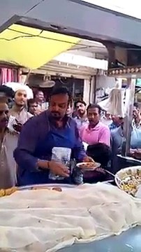 Check out Amjad Sabri on road selling chaat