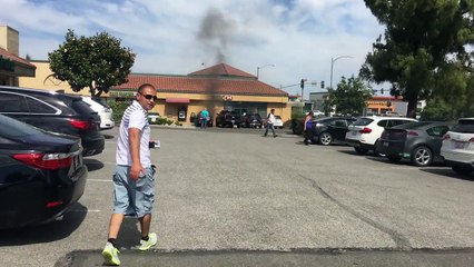 Un héros va sortir un homme coincé dans sa voiture en feu !