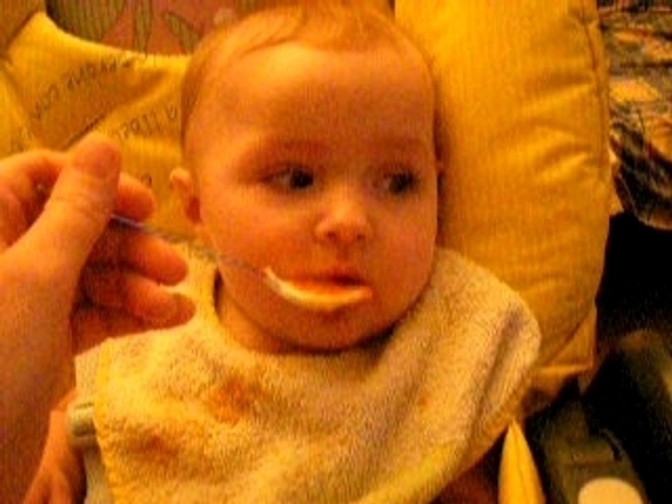 Alycia mange sa 1ère cuillère de légumes