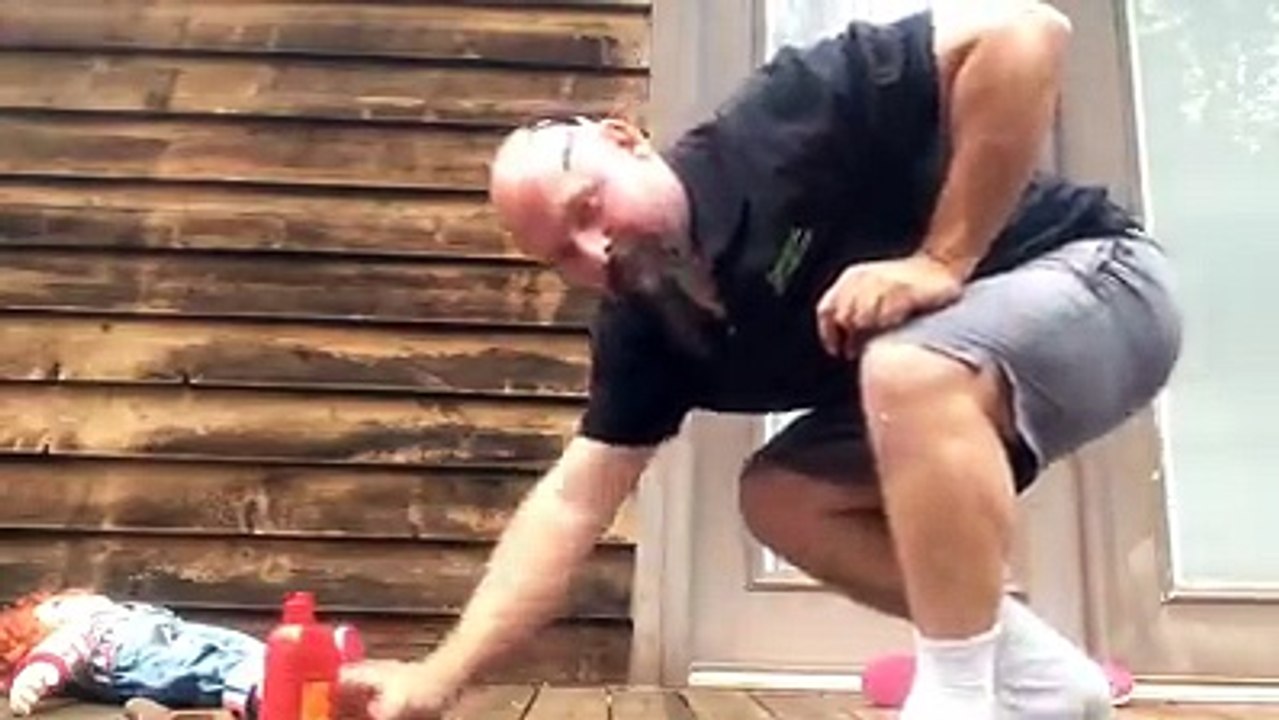 Caméra cachée : Un père fait peur à sa fille.