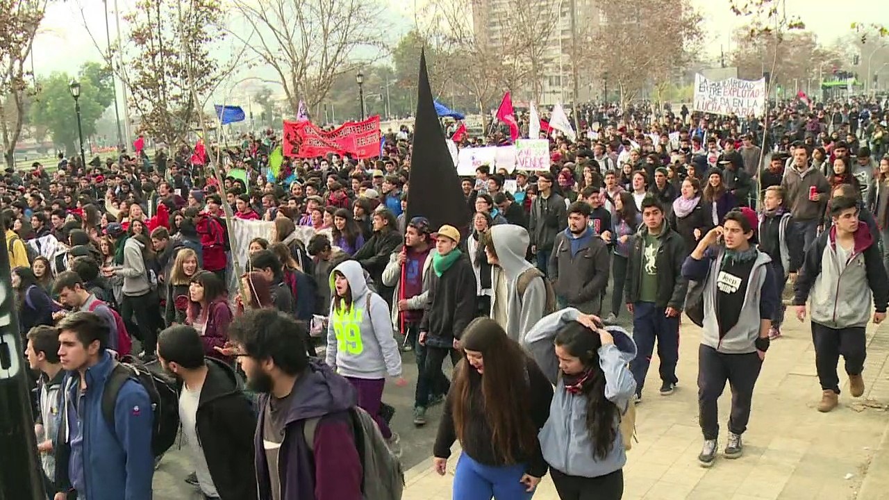 Estudiantes chilenos exigen reforma educativa transformadora