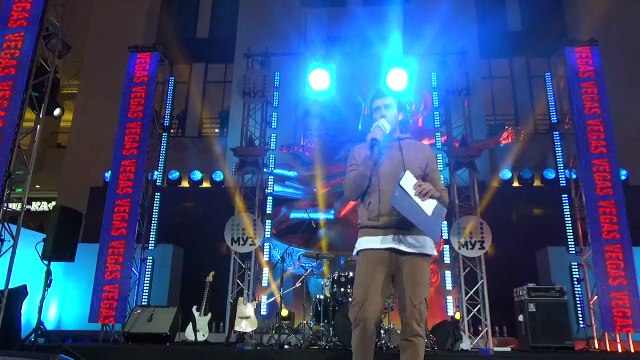 Артем Шалимов раздает подарки