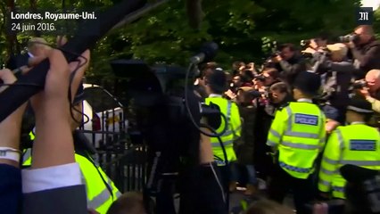 Boris Johnson se fait huer en sortant de chez lui