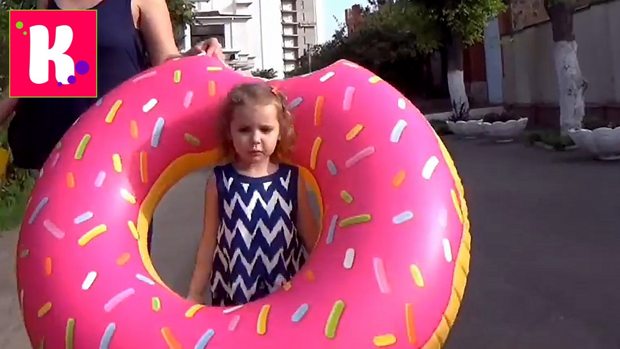 ВЛОГ Мисс Катя идём на прогулку к морю с огромным надувным Пончиком поиграем на берегу и площадке новое видео 2016