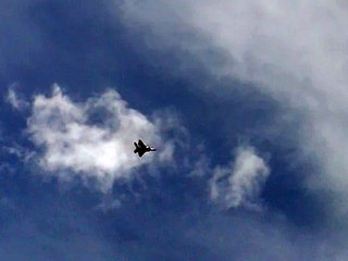 Crazy F-22 Raptor afterburner manoeuvre