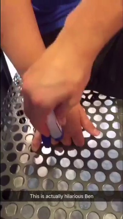 Les doigts coincés dans les trous d'un banc en métal... Police et pompiers pour l'aider !