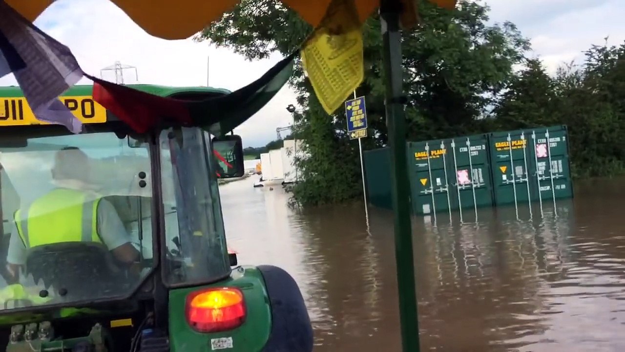 Inondations au festival de Glastonbury 2016 ! Une rivière dans le champ lol