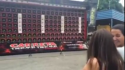 Ce mur d'enceinte secoue vos cheveux et tout ce qui est devant !