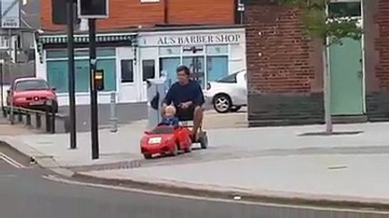 Trop mignon : cet enfant conduit son père à la maison