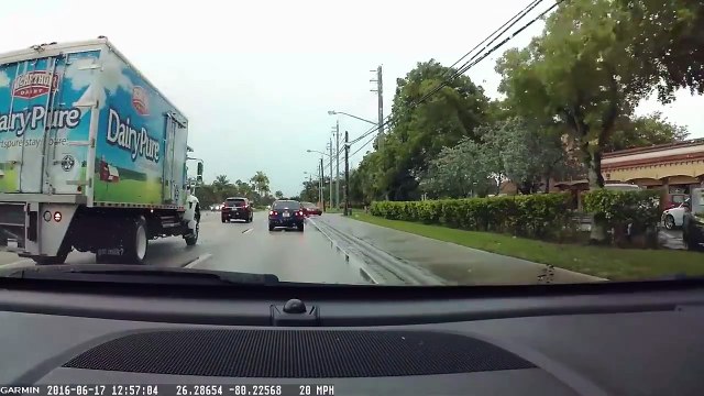 Voila ce qui se passe quand cette femme oublie de mettre la voiture au parc après un accident...