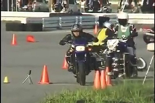 Il paraît que les vieilles motos ne sont pas maniables