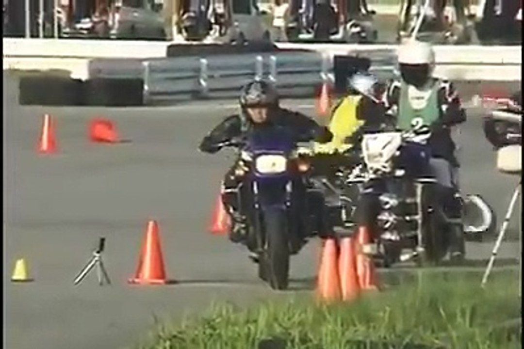 Il paraît que les vieilles motos ne sont pas maniables