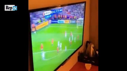 Il montre son paquet de cigarettes