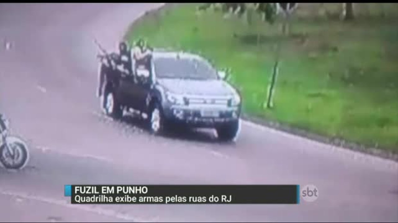 Quadrilha exibe armas pelas ruas do Rio de Janeiro