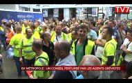 Bordeaux : les éboueurs grévistes perturbent le conseil de la métropole